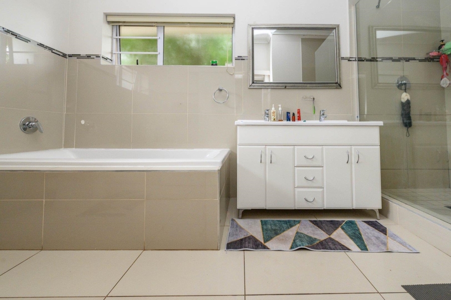 To Let 4 Bedroom Property for Rent in Humewood Eastern Cape